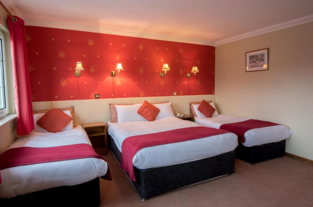 Una cama o camas en una habitación de Failte Hotel