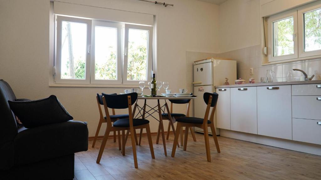 eine Küche mit einem Tisch und Stühlen im Zimmer in der Unterkunft Nora Wine House in Split