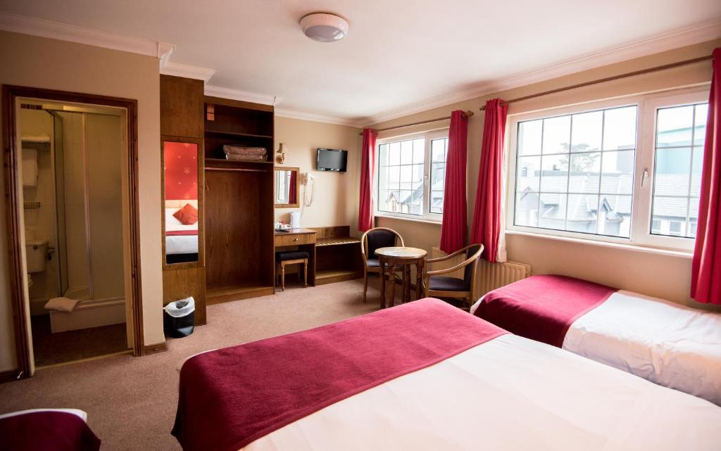 Una cama o camas en una habitación de Failte Hotel