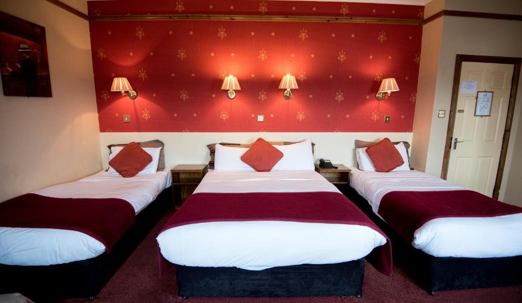 Una cama o camas en una habitación de Failte Hotel