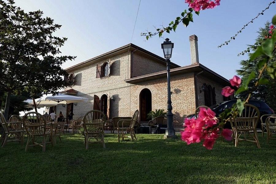 un grupo de sillas frente a un edificio en Villa Amalia Srls en Gizzeria