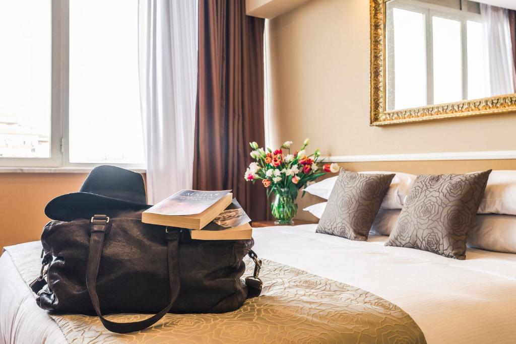 Postel nebo postele na pokoji v ubytování Raeli Hotel Lux