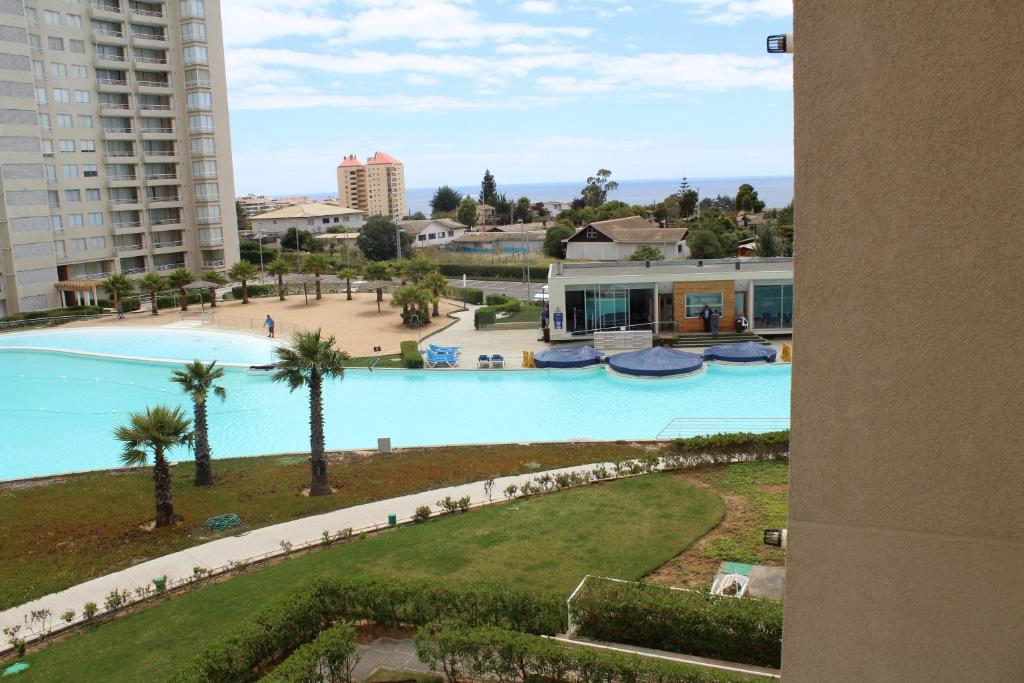 uma vista para uma grande piscina a partir de um edifício em Laguna Vista em Algarrobo
