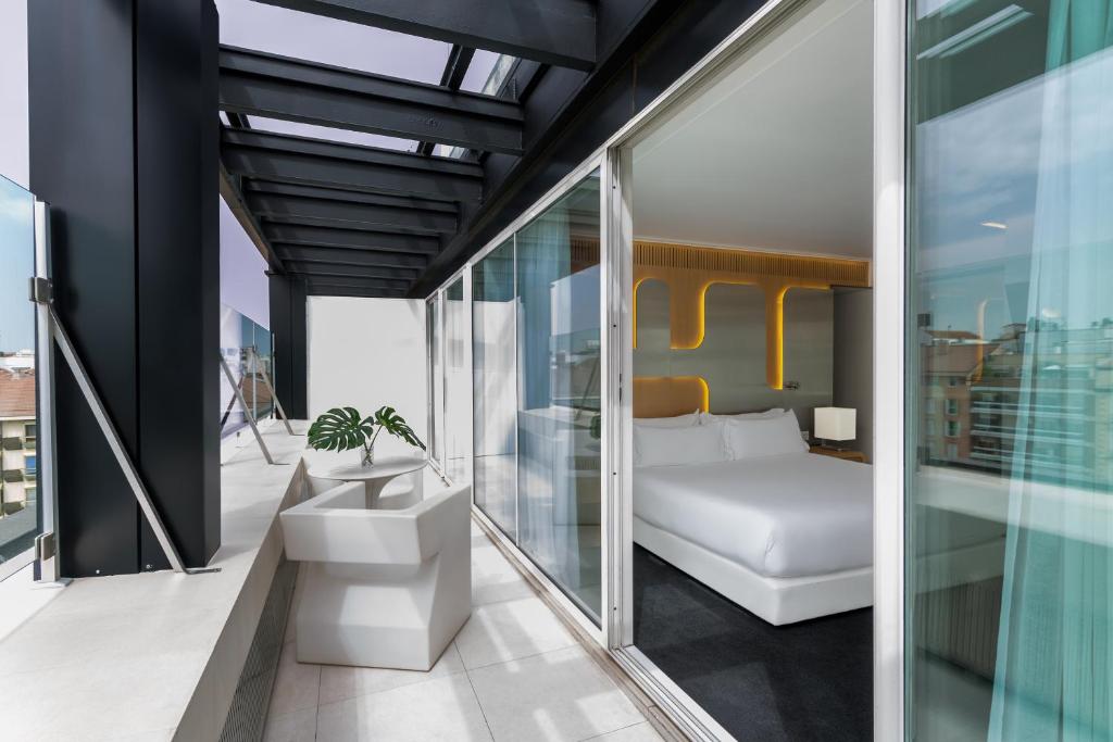 a bedroom with a bed and a balcony at Room Mate Oscar, Madrid in Madrid