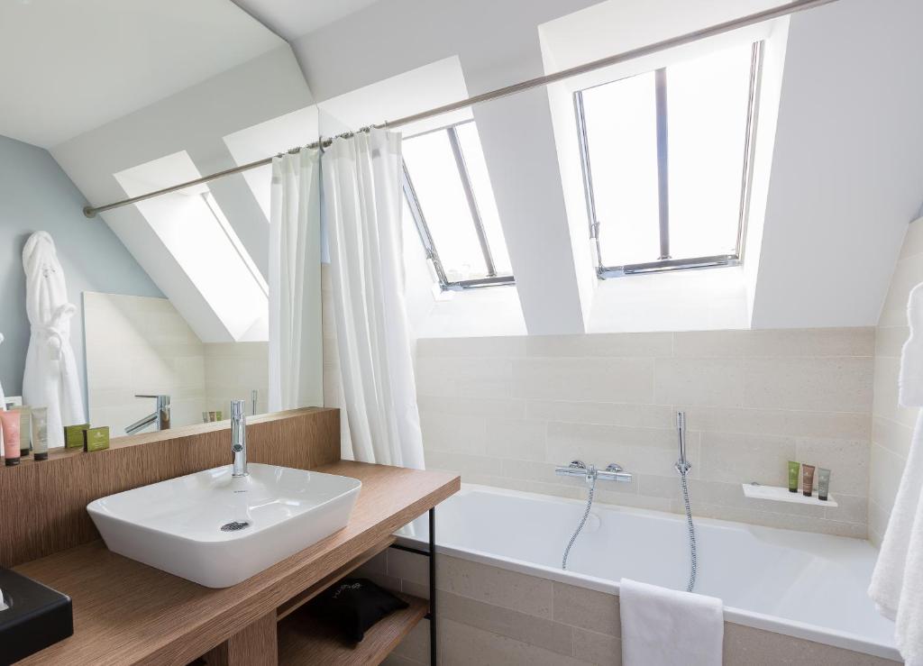 Koupelna v ubytování Golden Tulip Saint Malo– Le Grand Bé