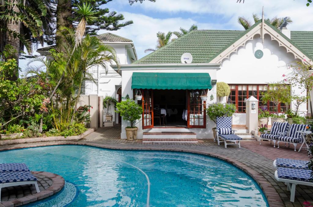 - une piscine en face d'une maison dans l'établissement Brighton Lodge - #Solar Energy #No Loadshedding, à Port Elizabeth