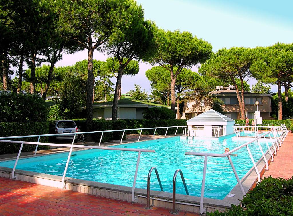 Poolen vid eller i närheten av Appartamenti Villaggio San Siro