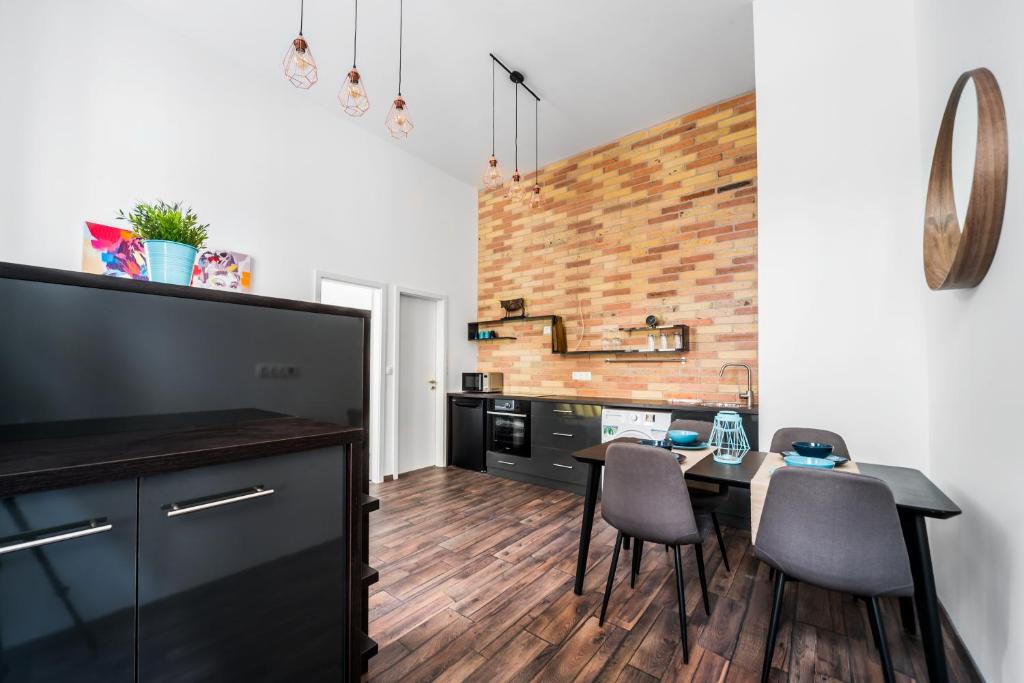 Televízia a/alebo spoločenská miestnosť v ubytovaní NEW DOB 53-4 CENTER Apartment
