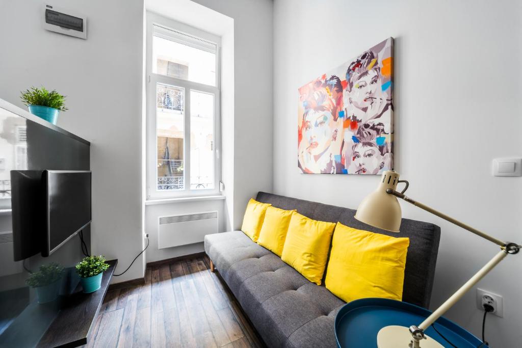Televízia a/alebo spoločenská miestnosť v ubytovaní NEW DOB 53-4 CENTER Apartment