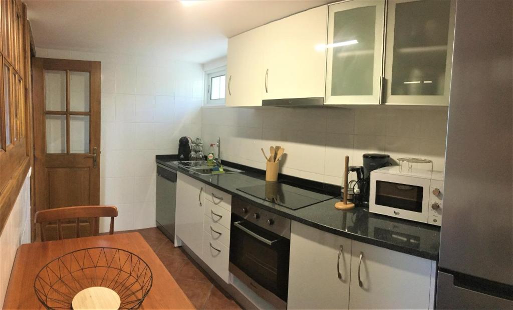 Kuchyň nebo kuchyňský kout v ubytování Casa dos Reis