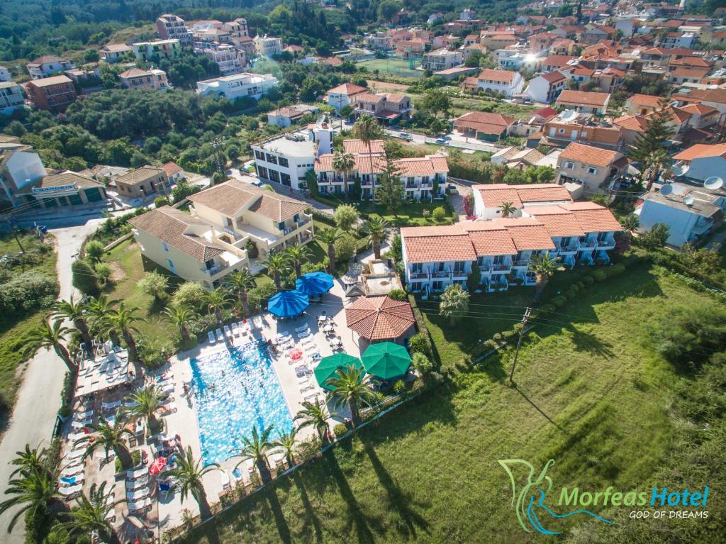 - une vue aérienne sur un complexe avec une piscine dans l'établissement Morfeas Hotel, à Kavos