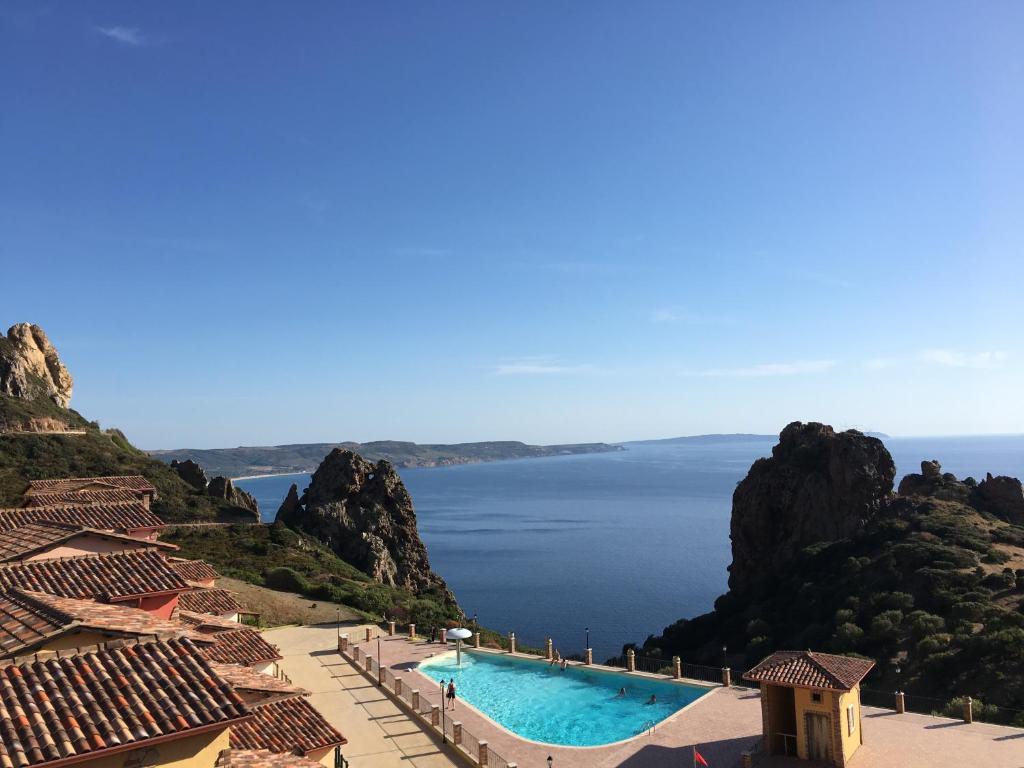 vista sull'oceano dalla cima di una montagna di Il Blu Tanca Piras a Nebida