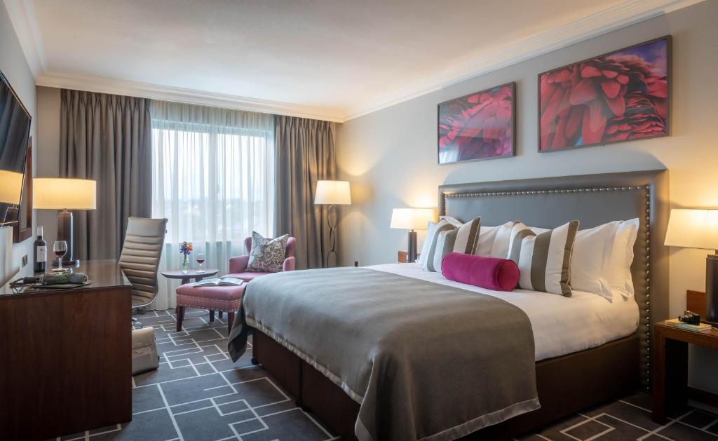 Postel nebo postele na pokoji v ubytování The Killeshin Hotel Portlaoise