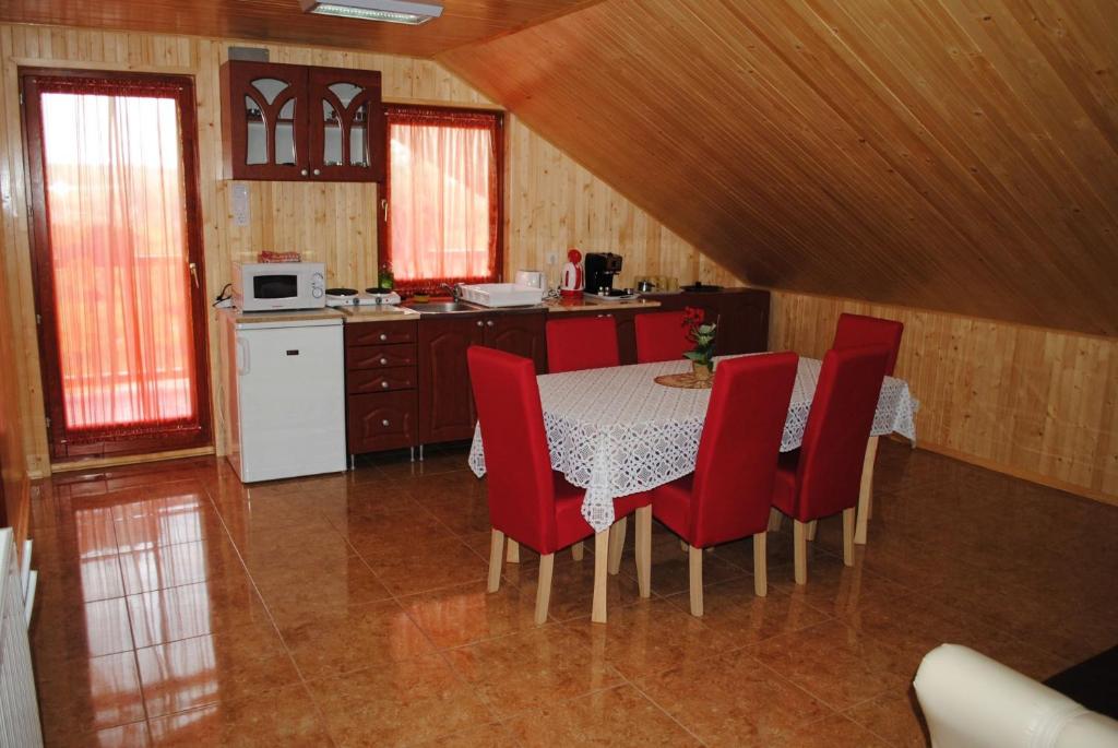 Kuchyň nebo kuchyňský kout v ubytování Rózsapark Vendégház