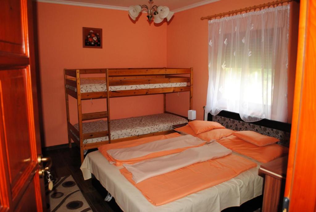 Postel nebo postele na pokoji v ubytování Rózsapark Vendégház