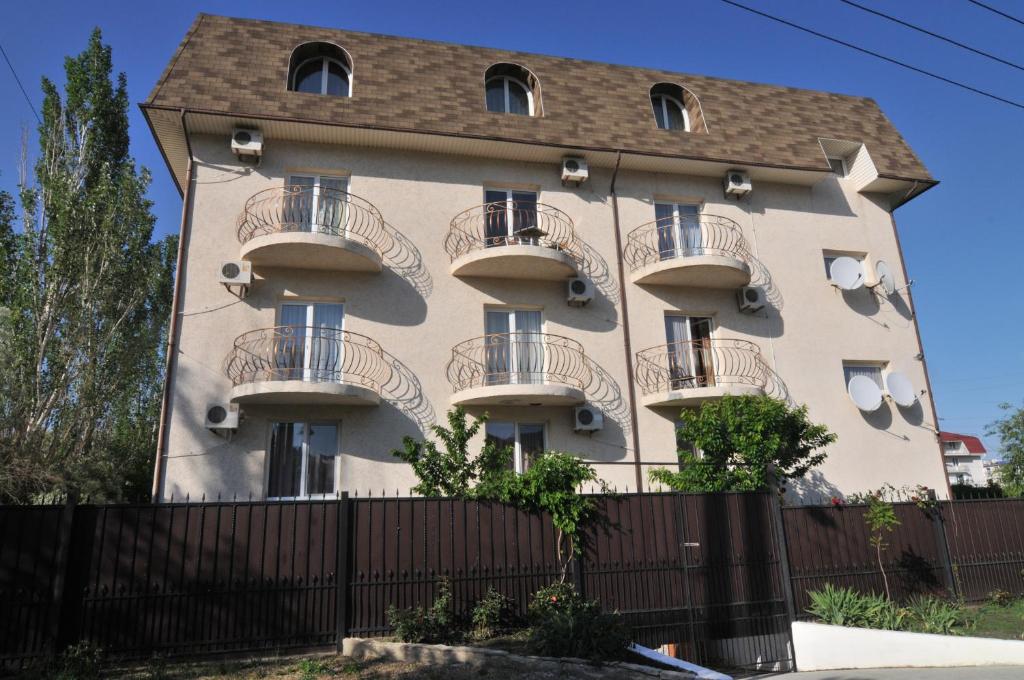 un edificio con balcones en un lateral en Sun-N-Rest, en Koktebel