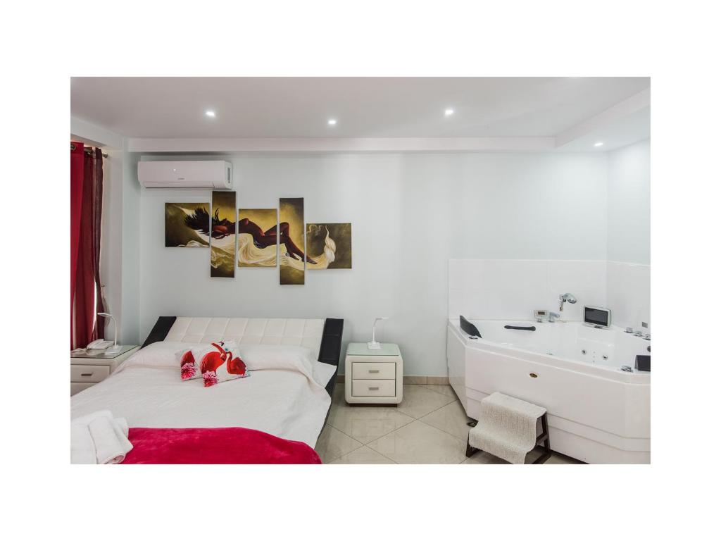 Postel nebo postele na pokoji v ubytování Mesogios House Suites