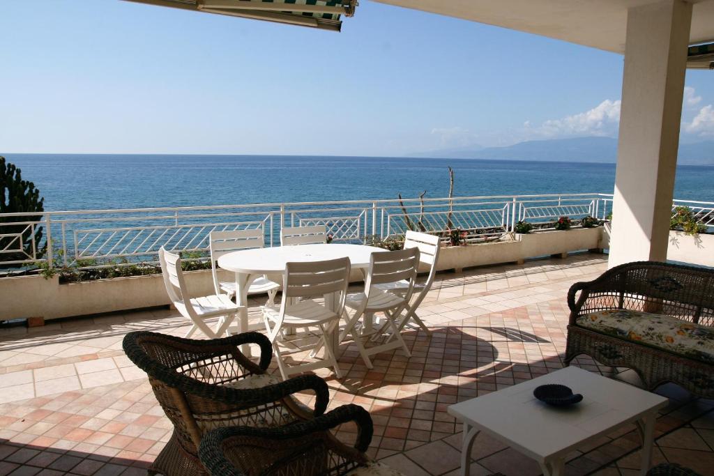 Villa Laura - sul mare - Apartment With Sea View