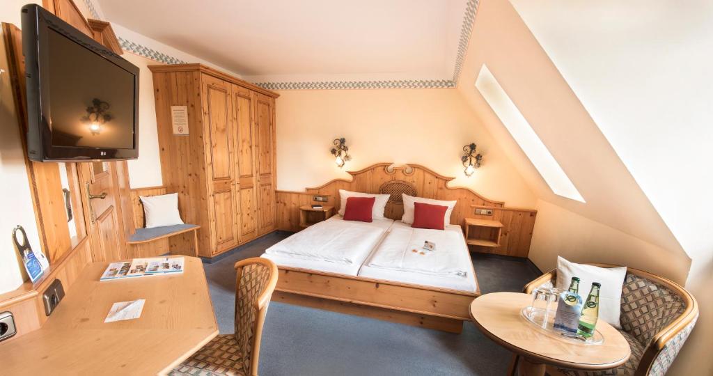 Ein Bett oder Betten in einem Zimmer der Unterkunft AKZENT Hotel Krone