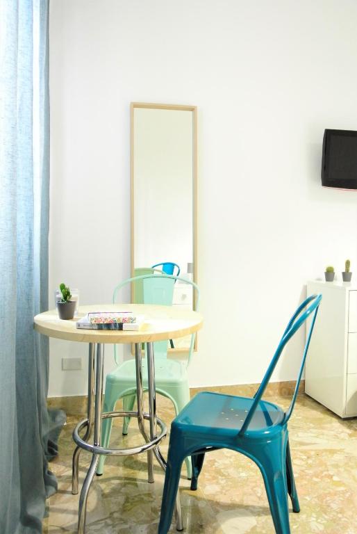 Televízia a/alebo spoločenská miestnosť v ubytovaní Be Central Rooms