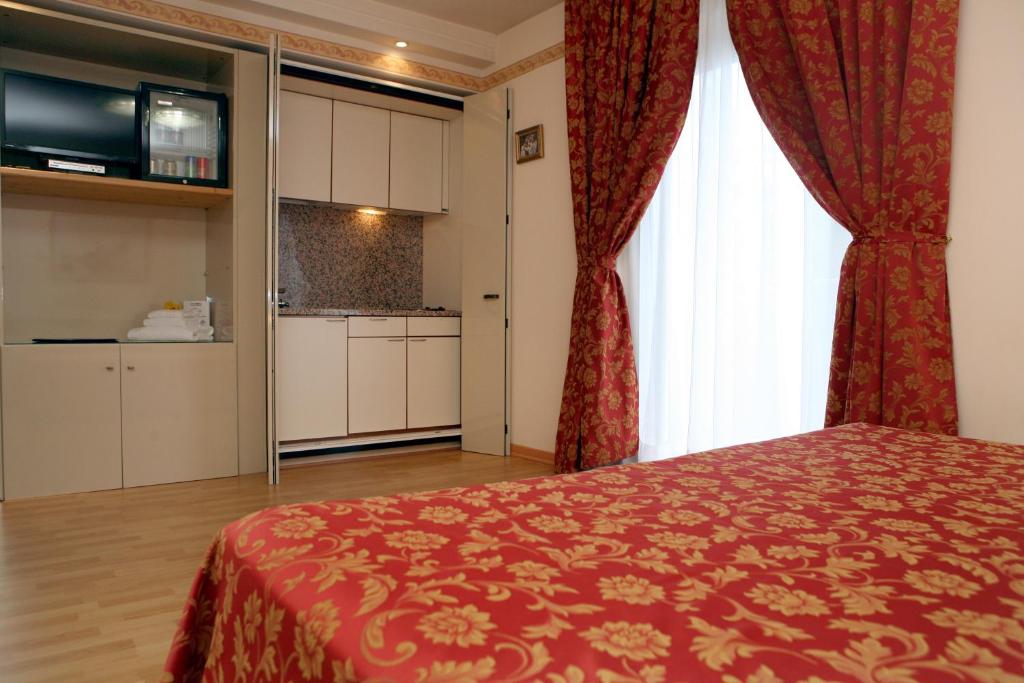 Kuchyňa alebo kuchynka v ubytovaní Hotel Excelsior