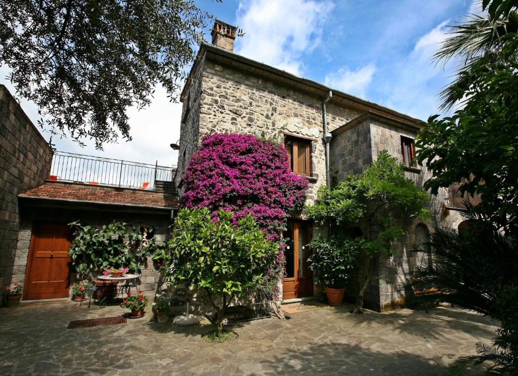 ein Haus mit lila Blumen auf der Seite in der Unterkunft La Neffola Residence in Sorrent