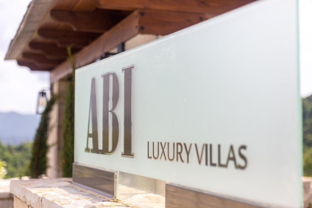 Naktsmītnes Abi Luxury Villas logotips vai norāde