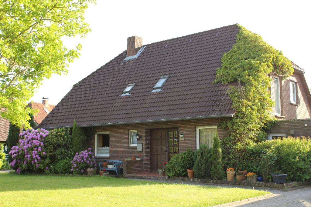 una casa marrón con techo marrón en Haus im Wiesengrund, en Esens