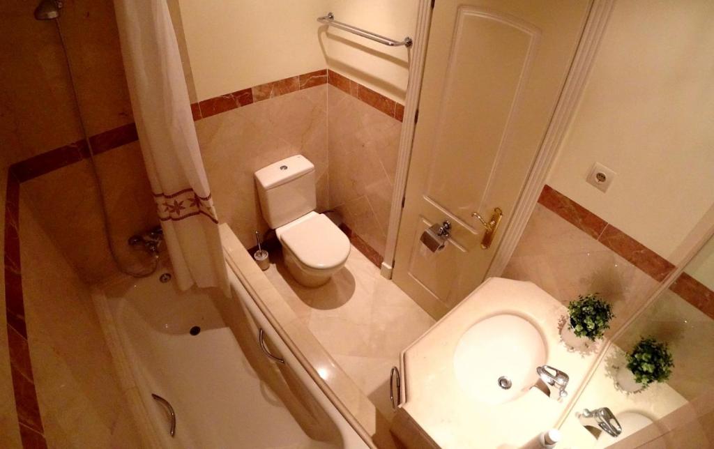 Koupelna v ubytování Two-room apartment in Elviria NEAR THE BEACH with parking