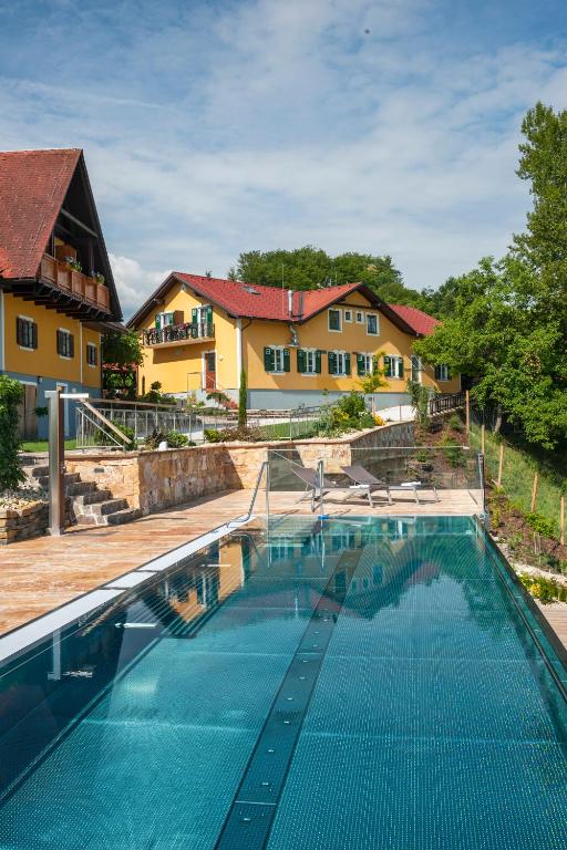 Bazén v ubytování Weingut Essgut Schlafgut Sabathihof-Dillinger nebo v jeho okolí