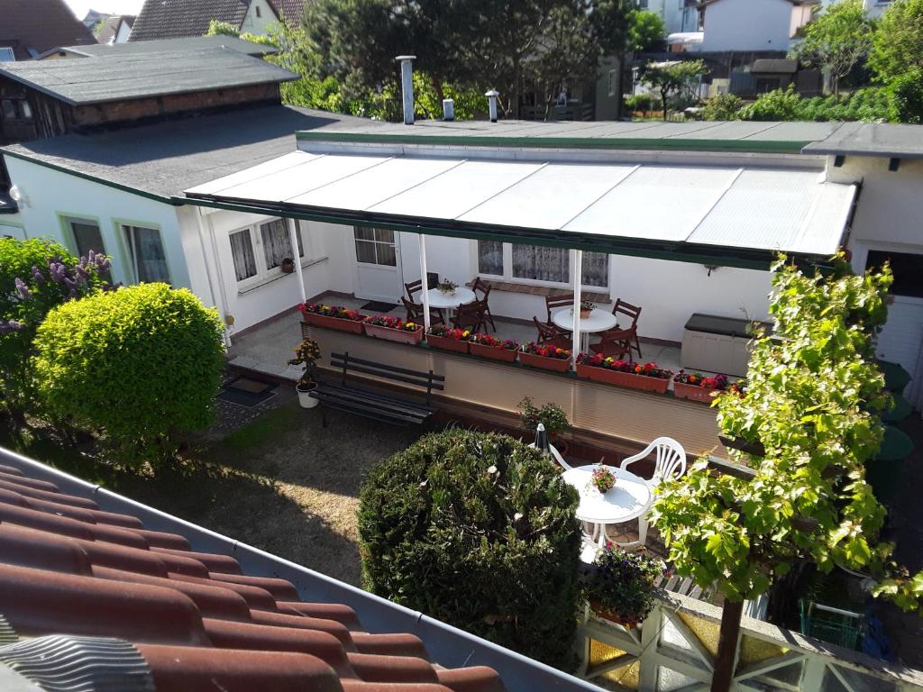 an overhead view of a building with a white awning at Ferienwohnung Werner in Ostseebad Koserow