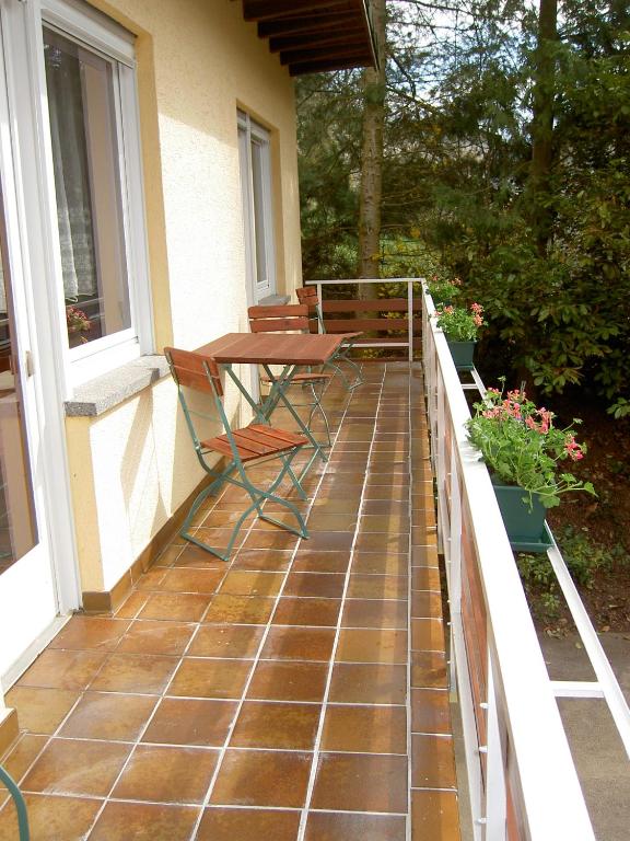 Balkón nebo terasa v ubytování Ferienhaus Chalet Cottage Ourtalblick 2km von Vianden-Lux