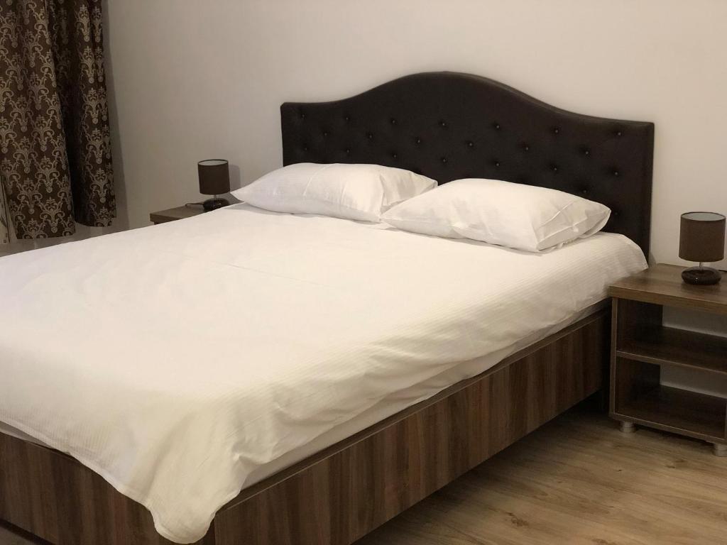 ヴァマ・ヴェケにあるVila Nataliaの大型ベッド(白いシーツ、枕付)