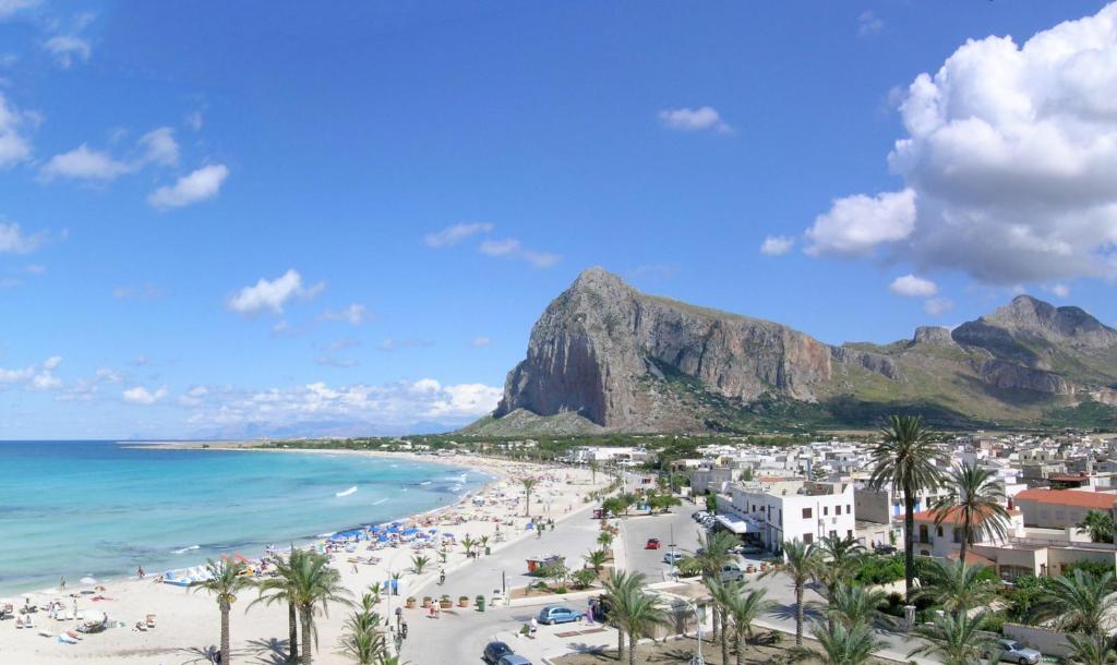 vistas a una playa con palmeras y al océano en Casa relax San vito en San Vito lo Capo