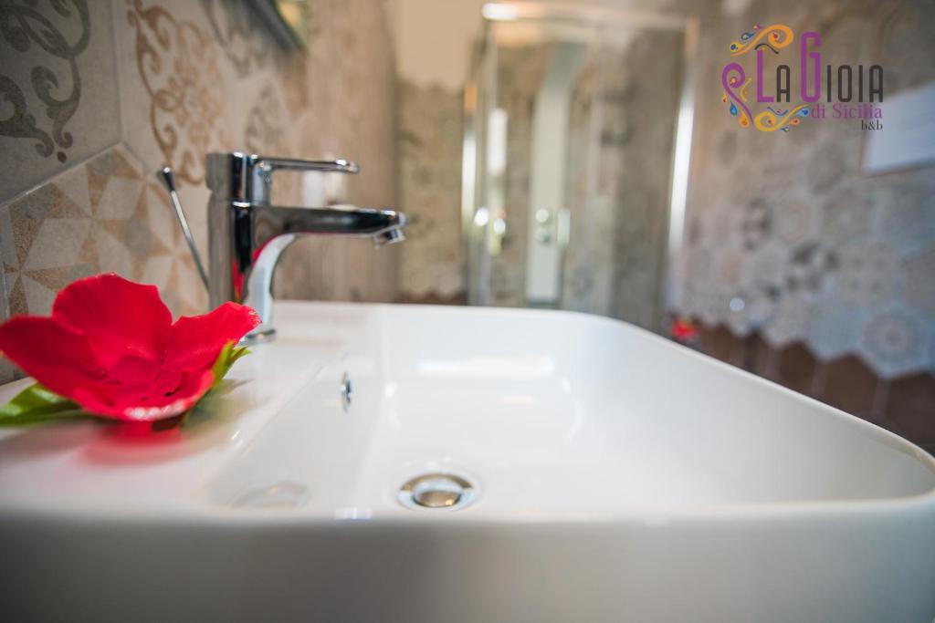 Koupelna v ubytování La Gioia di Sicilia B&B
