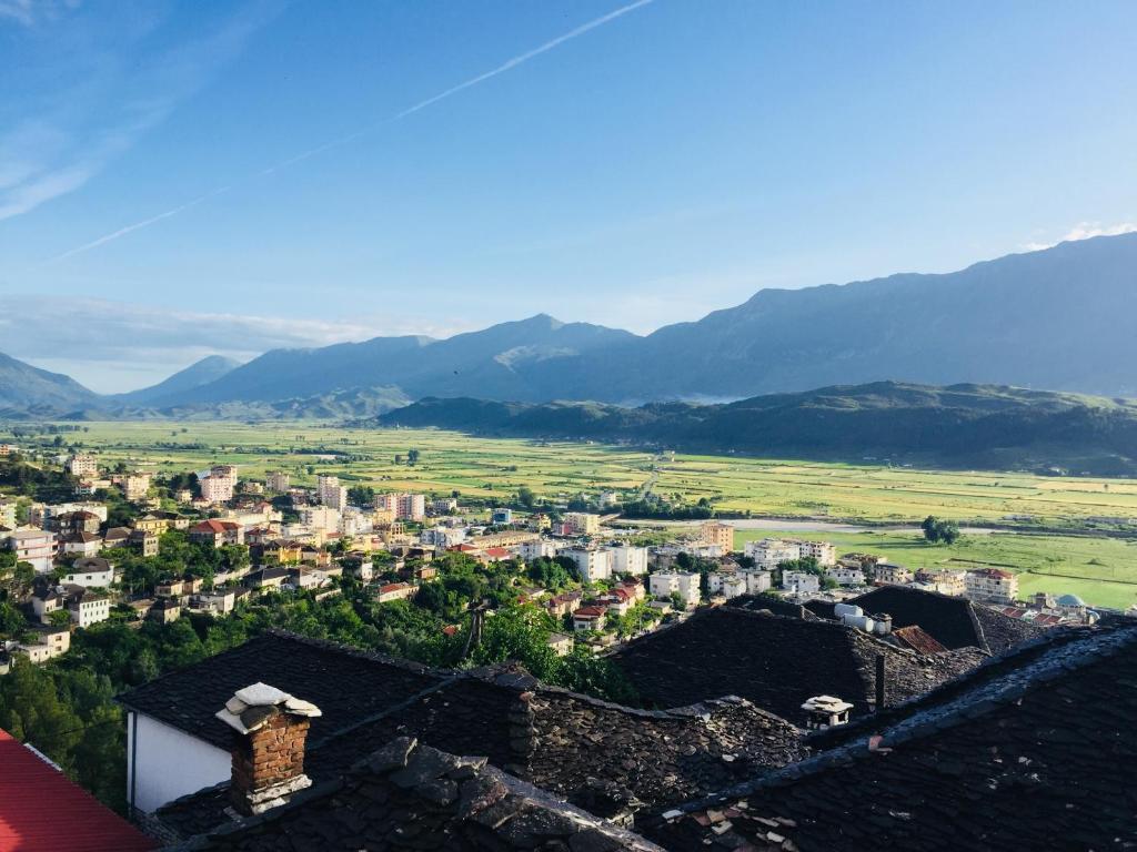 Una vista de una ciudad con montañas al fondo. en Denis GuestHouse 1930, en Gjirokastra