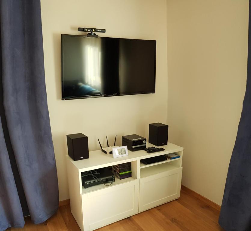 Televízia a/alebo spoločenská miestnosť v ubytovaní Apartament Stalowy Kościelisko Sywarne