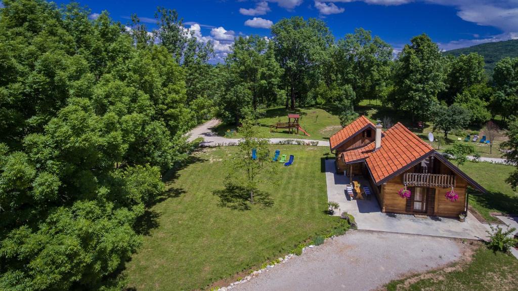 einen Blick über ein Haus mit Hof in der Unterkunft House Marijana in Rakovica