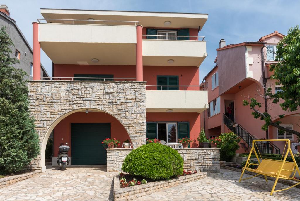 ブロダリツァにあるApartmani Nadaのシベニク郊外の家