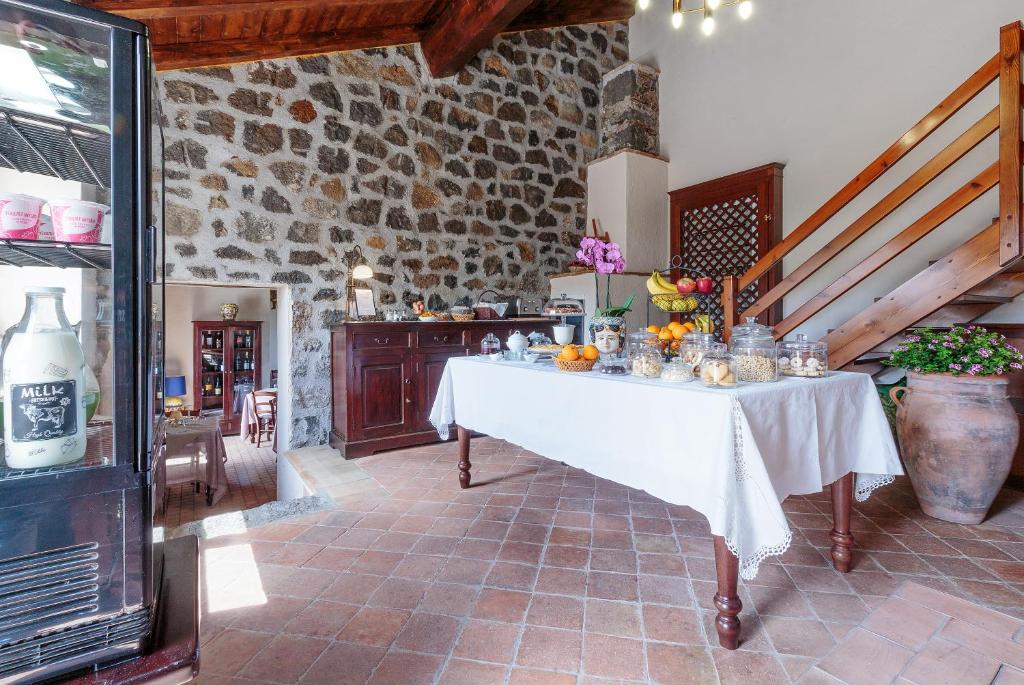 una cucina con tavolo bianco con cibo sopra di Bosco Ciancio a Biancavilla