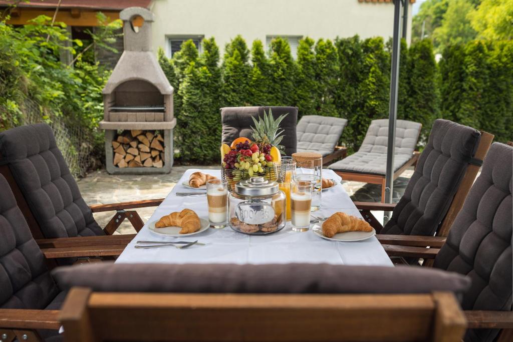 - une table avec de la nourriture et des boissons sur la terrasse dans l'établissement Vila Grad Bled - Sauna & Hot tub, à Bled