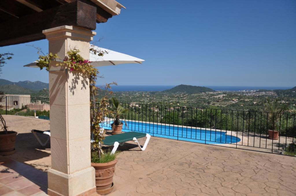 een villa met uitzicht op een zwembad bij El Cel (Der Himmel) in Son Servera