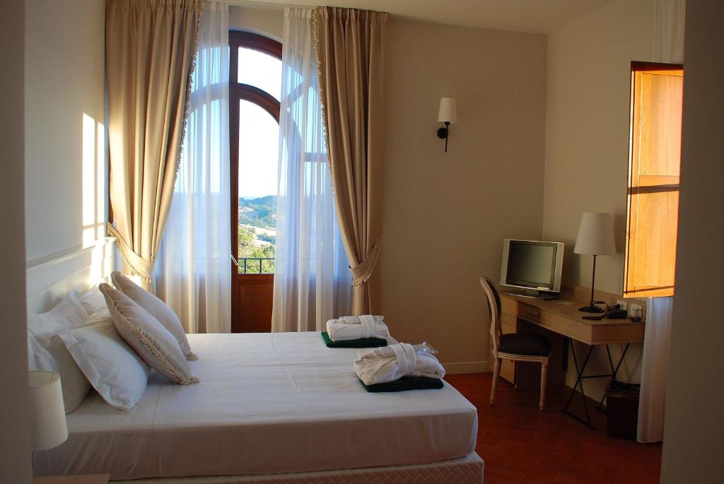 Postel nebo postele na pokoji v ubytování Saturnia Tuscany Hotel