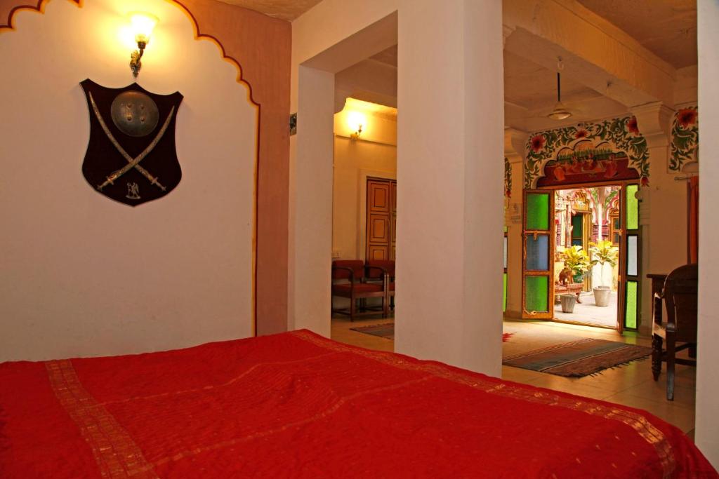 Een bed of bedden in een kamer bij Krishna Prakash Heritage Haveli