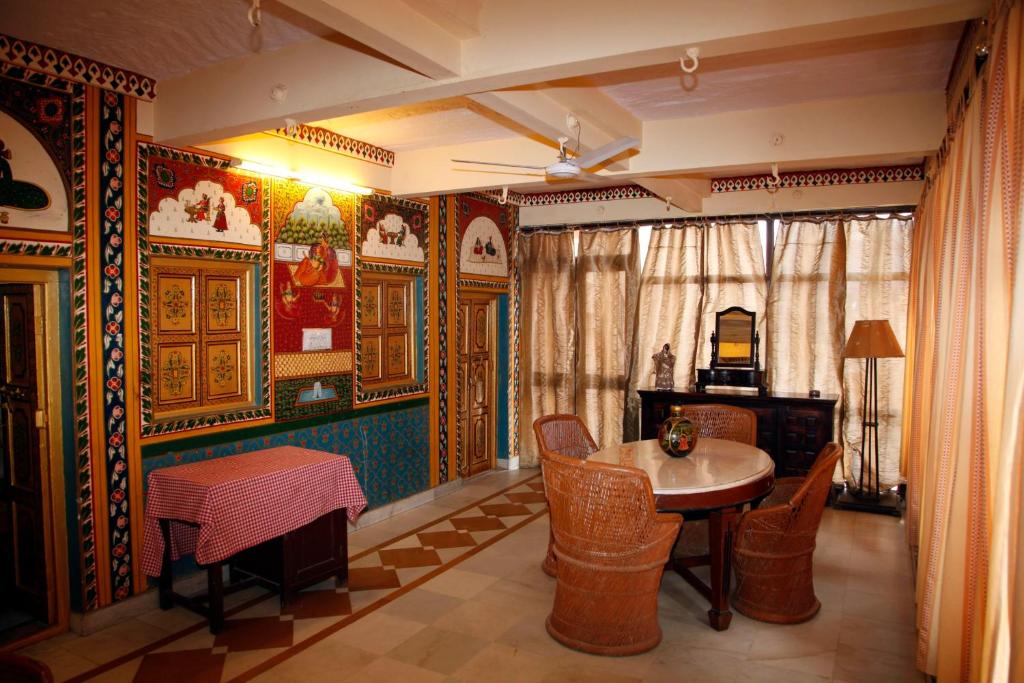 Een zitgedeelte bij Krishna Prakash Heritage Haveli