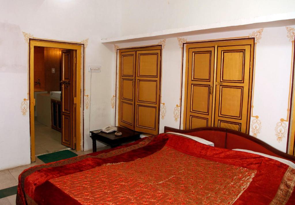 Een bed of bedden in een kamer bij Krishna Prakash Heritage Haveli