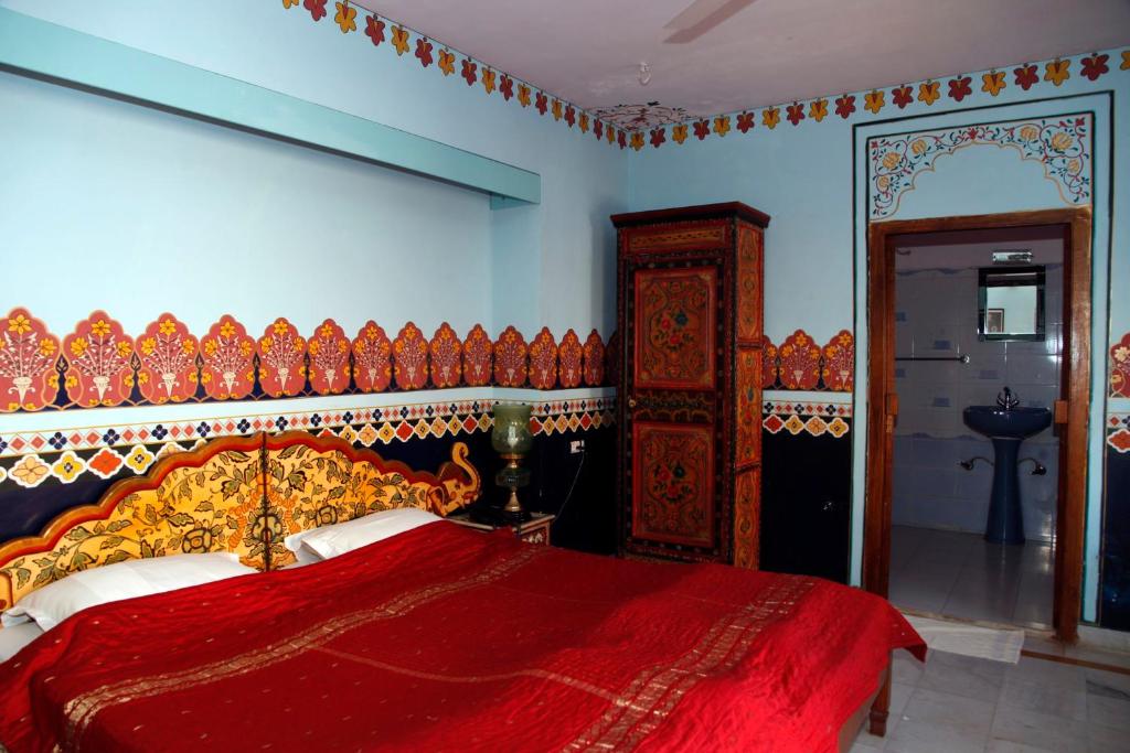 Een bed of bedden in een kamer bij Krishna Prakash Heritage Haveli