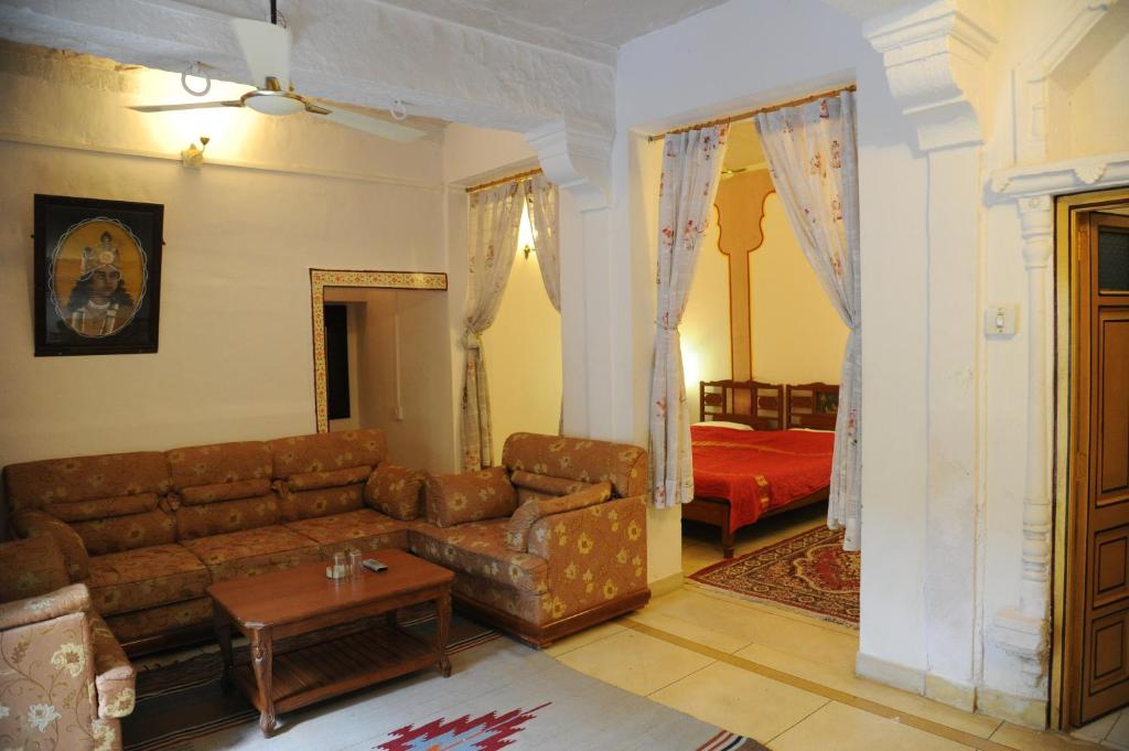 Een zitgedeelte bij Krishna Prakash Heritage Haveli