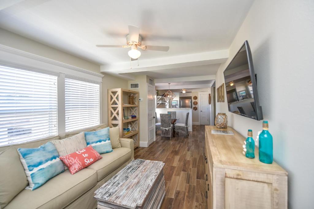 Tropical Breeze Resort - One-Bedroom Suite With Bunks