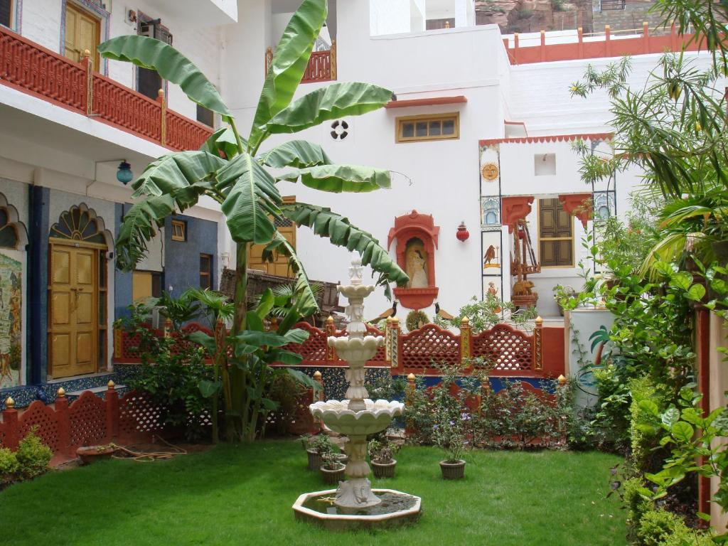 Een tuin van Krishna Prakash Heritage Haveli